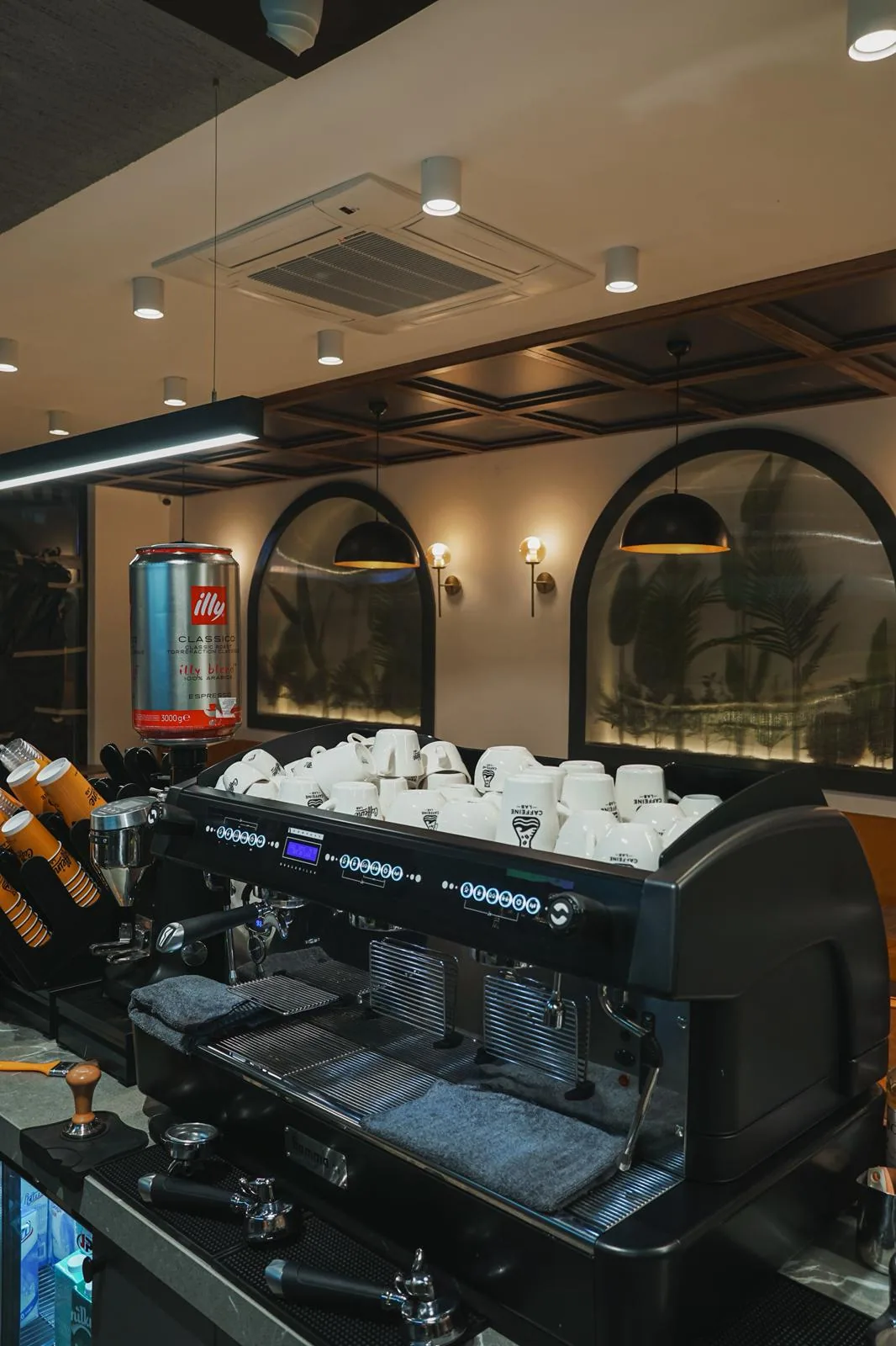 Caffeine Lab kafe iç mekân ve mobilya uygulaması — 1. görsel
