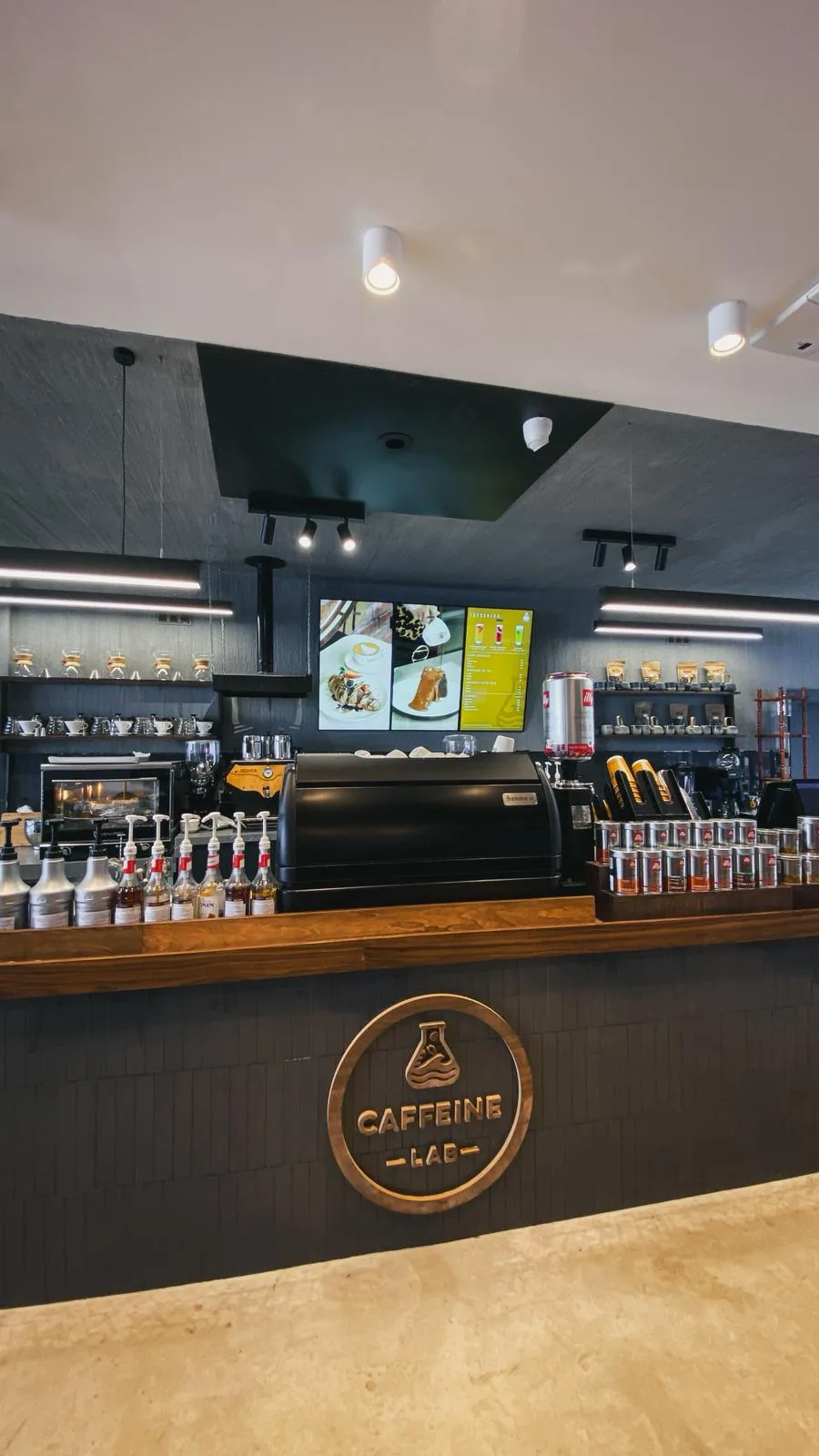 Caffeine Lab kafe iç mekân ve mobilya uygulaması — 2. görsel