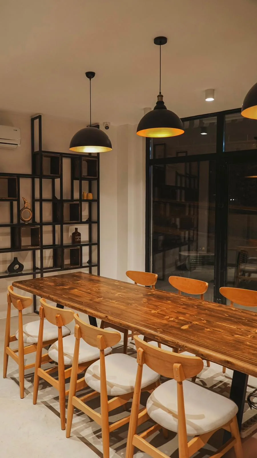 Caffeine Lab kafe iç mekân ve mobilya uygulaması — 3. görsel