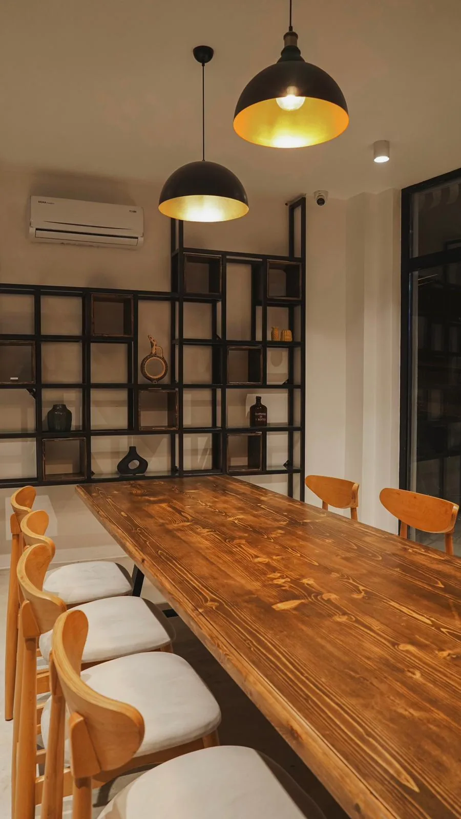 Caffeine Lab kafe iç mekân ve mobilya uygulaması — 4. görsel