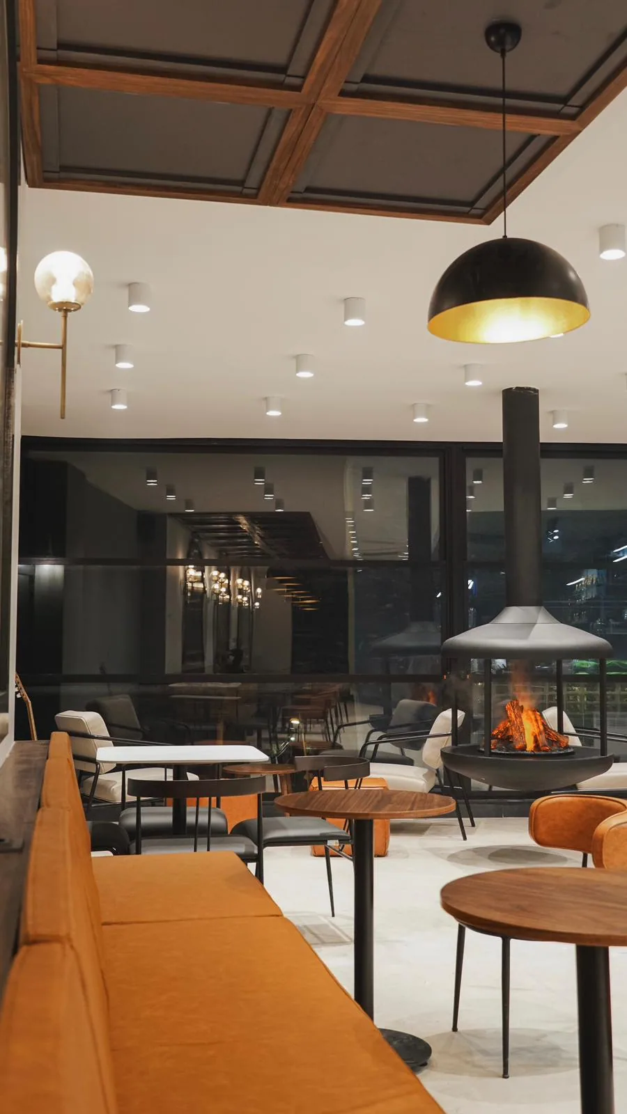 Caffeine Lab kafe iç mekân ve mobilya uygulaması — 7. görsel