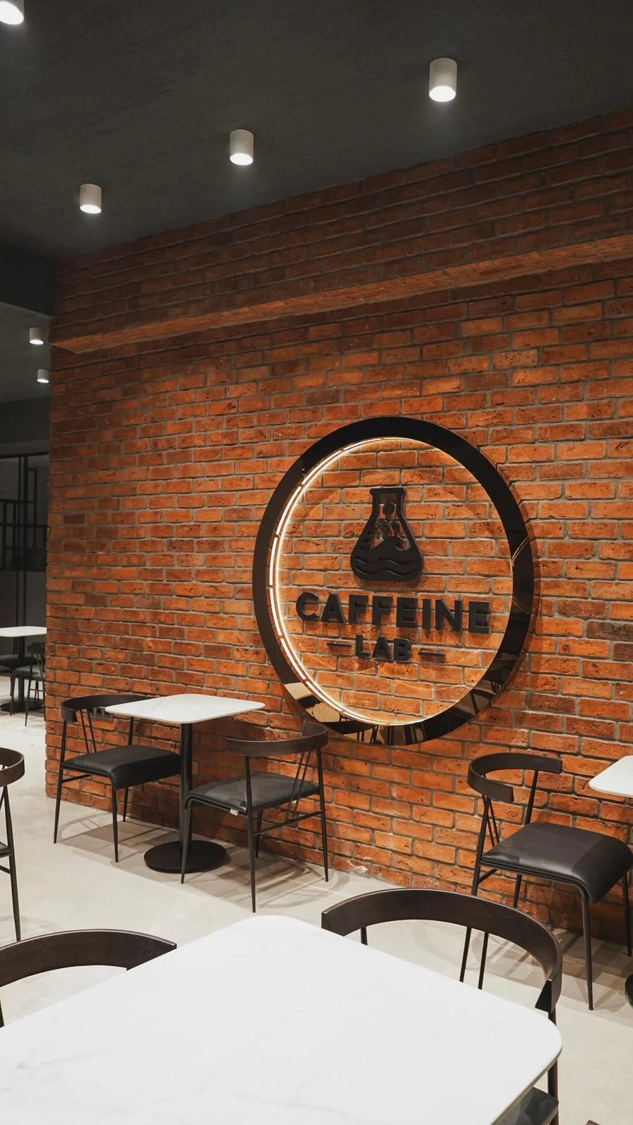 Caffeine Lab kafe iç mekân ve mobilya uygulaması — 11. görsel