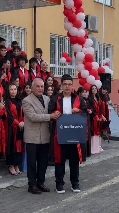 Mezuniyet töreninde öğrenci başarı hediyesi